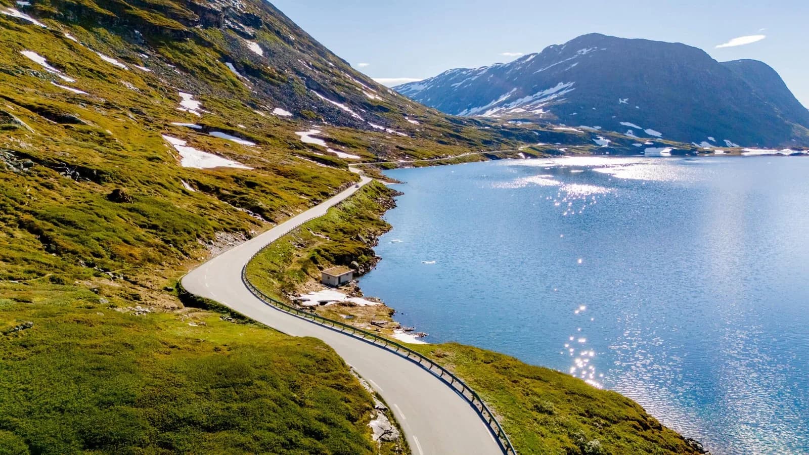 Kelias palei ežerą Norvegijos kalnuose