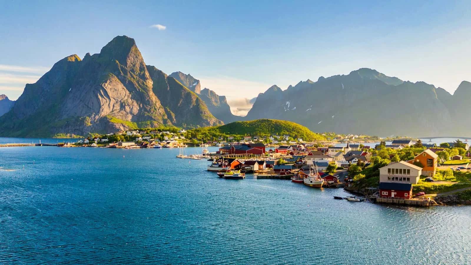 Lofoteno salos Norvegijoje vakaro šviesoje